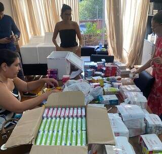 Caixas de medicamentos para tratamento de TEA são recebidas por voluntários da Capital (Foto: Divulgação)