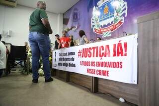 Faixa afixada na Câmara Municipal, durante o velório, pedia por justiça (Foto: Henrique Kawaminami)
