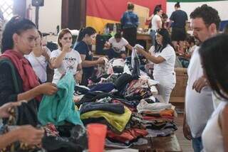 No local, grupo separa peças de roupas doadas por moradores. (Foto: Marcos Maluf)