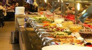 Vários tipos de saladas em buffet de restaurante de Campo Grande (Foto: Divulgação)