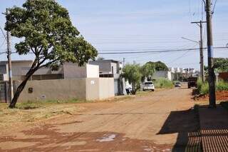 Rua sem asfalto no Bairro Jardim Itatiaia. (Foto: Arquivo/Marcos Maluf)