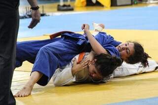 Judoca sofrendo chave de imobilização no Ginásio Guanandizão em Campo Grande (Foto: Juliano Almeida)