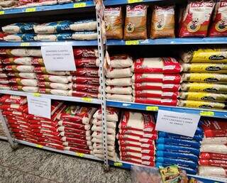 Cartazes nas prateleiras de mercados de Campo Grande informam limitação de compra de pacote de arroz (Foto: Geniffer Valeriano)