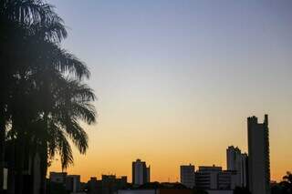 Céu claro nesta manhã visto do Vivendas do Bosque, em Campo Grande (Foto: Henrique Kawaminami)