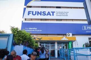 Fila de candidatos em frente ao prédio da Funsat (Foto: Henrique Kawaminami)