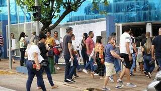 Candidatos chegando a local de prova de concurso em Campo Grande (Foto: Arquivo/Alex Machado)