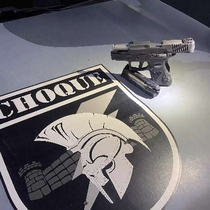 Arma usada em morte de meninos é entregue à polícia pelo próprio comprador 