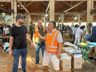 Além da doação em si, Munhoz foi conhecer um dos pontos de arrecadação em Campo Grande, no CTG Tropeiros da Querência. (Foto: Marcos Maluf)
