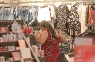 Consumidora olhando roupa em loja da região central de Campo Grande (Foto: ArquivoMarcos Maluf)