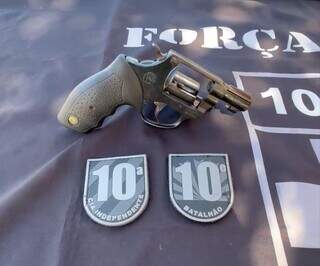 Arma usada no crime foi apreendida pela Polícia Militar (Foto: Divulgação)