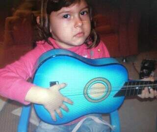 Foto de Ana criança, com violão, compartilhada por Michele nas redes sociais (Foto: Reprodução/Redes Sociais)