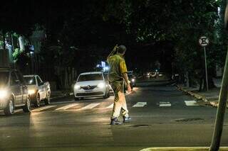 Agente de trânsito orientando o tráfego na Avenida Eduardo Elias Zahran com a Avenida Três Barras (Foto: Juliano Almeida) 