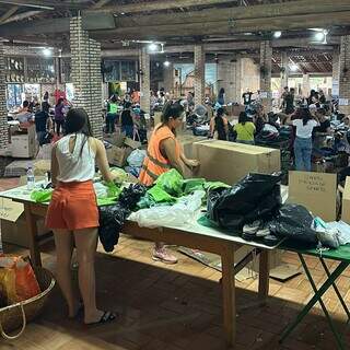 Voluntários separam roupas na sede do CTG, no Bairro Villas Boas, em Campo Grande (Foto: Divulgação)