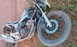 Motocicleta de Felipe estava caída às margens da rodovia (Foto: Fatos MS)