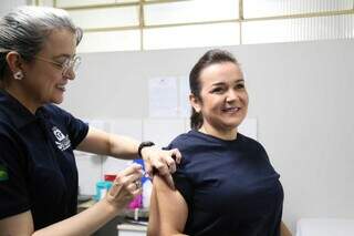 Prefeita Adriane Lopes recebendo vacina neste sábado (Foto: Henrique Kawaminami)