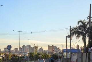 Céu aberto e sem nuvens visto da Avenida Fábio Zahran (Foto: Henrique Kawaminami)