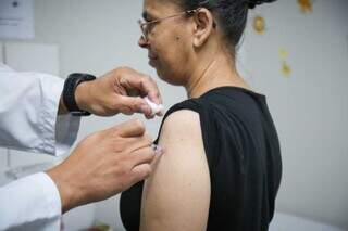 Moradora de Campo Grande se vacinando no Dia D contra gripe (Foto: Henrique Kawaminami)