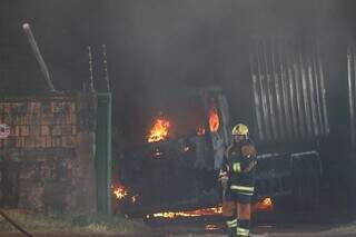 Um dos caminhões atingidos por fogo em depósito. (Foto: Henrique Kawaminami)