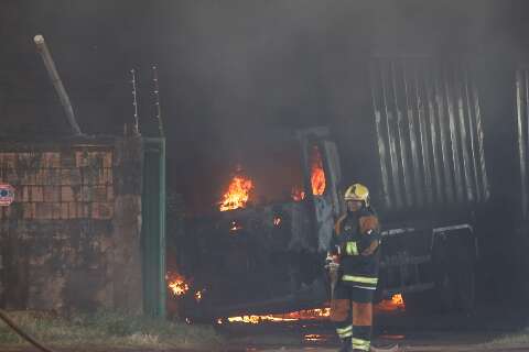 Dono de depósito em chamas perdeu 5 veículos e estima prejuízo de R$ 7 milhões