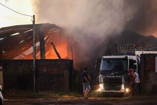 Teto caído alimenta o incêndio de grande proporção no local (Foto: Henrique Kawaminami) 