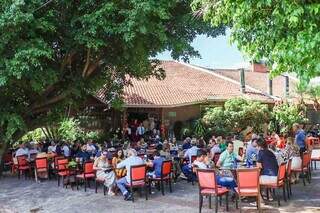 Mesas com clientes esperando na churrascaria Bezerro de Ouro. (Foto: Juliano Almeida)