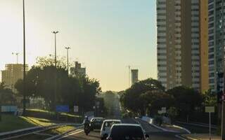 Sol pela manhã na Avenida Afonso Pena, em Campo Grande (Foto: Henrique Kawaminami)