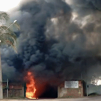 Caminhões são tomados por fogo em incêndio de depósito; fumaça densa assusta