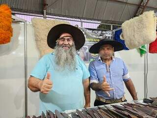 Jair (a direita) continuará viajando em feiras (Foto: Geniffer Valeriano)
