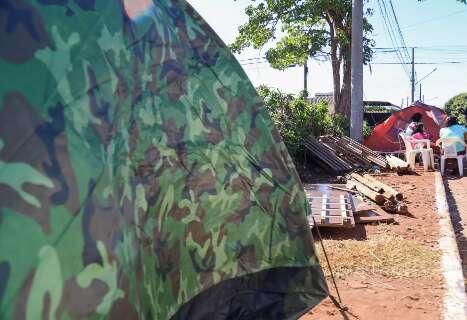 Famílias montam acampamento depois de serem retiradas de área da prefeitura