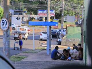 Dependentes químicos em situação de rua são vistos em calçada da Avenida das Bandeiras (Foto: Paulo Francis)