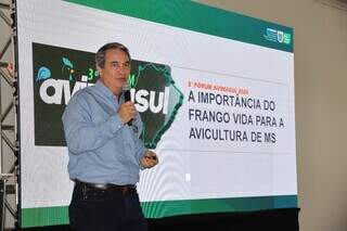 Rogério Beretta, secretário-executivo de Desenvolvimento Econômico Sustentável da Semadesc, palestra no Fórum Avimasul. (Foto: Mairinco de Pauda/Semadesc)