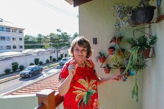 Regina mostra suculentas que trouxe da Bahia e plantas que ganhou da nora. (Foto: Paulo Francis)