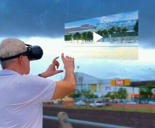 Puccinelli usando óculos de realidade virtual em vídeo.