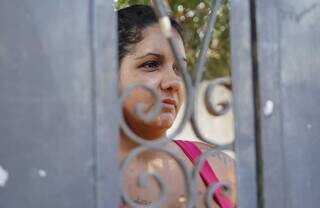 Dona de casa, Eliane Ferreira, 37 anos,  comenda que o odor é muito forte independente do horário (Foto: Paulo Francis)