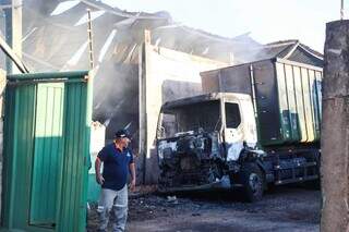 Caminhão estacionado dentro da empresa também foi atingido (Foto: Henrique Kawaminami)