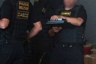 Policiais do Gaeco durante cumprimento de mandado em maio de 2023 (Foto: Marcos Maluf | Arquivo)