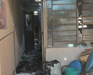Casa foi danificada e incendiada por grupo que espancou morador (Foto: Bruna Marques) 