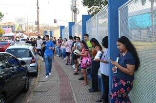 Candidatos aguardam do lado de fora da Uniderp, na Capital, após terminarem prova do Enem 2023 (Foto: Paulo Francis)