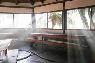 Parte interna do restaurante, ainda tomada por fumaça (Foto: Henrique Kawaminami)
