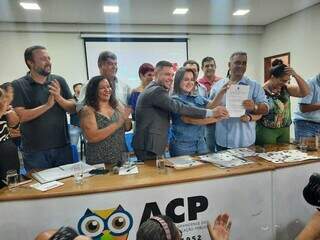Seguram o acordo de promoções já assinado (da esq. para a dir.) o secretário municipal de Educação, a prefeita e o presidente da ACP (Foto: Caroline Maldonado)