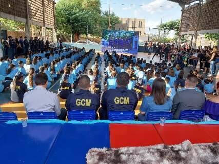 Com hino e "ordem unida", cidade ganha 1ª Escola Civil Metropolitana do País