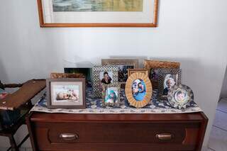 Fotos da famílía estão espalhadas pelas paredes e em cima de móveis da casa (Foto: Paulo Francis)