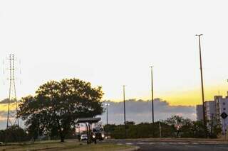 Céu de Campo Grande com sol e algumas nuvens nesta manhã (Foto: Henrique Kawaminami)
