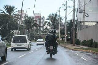Para quem está de moto, desafio hoje é enfrentar friozinho e tempo úmido (Foto: Marcos Maluf)