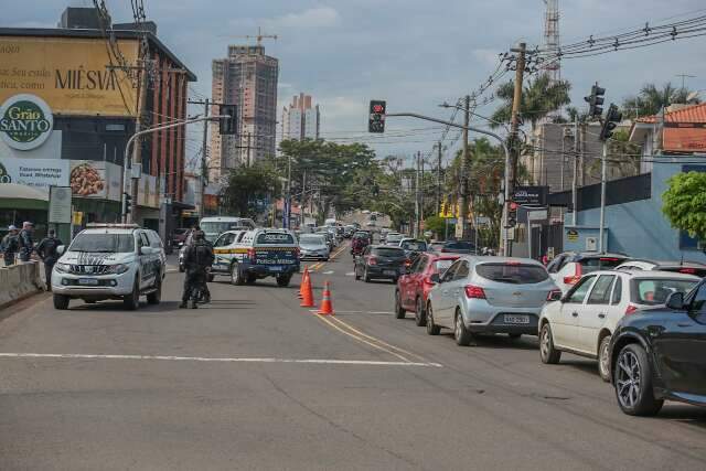 Acidente com viatura deixa tr&acirc;nsito ca&oacute;tico na Av. Joaquim Murtinho