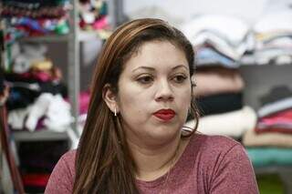 Ana Claudia é gerente de uma loja de roupas no Centro (Foto: Marcos Maluf)