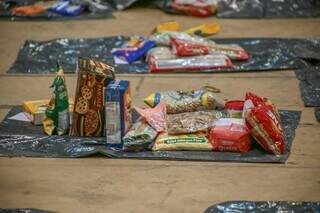 Alimentos recebidos são separados e divididos em kits para doação. (Foto: Marcos Maluf)