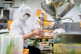 Funcionária trabalhando na produção de alimentos em fábrica. (Foto: Divulgação/Fiems)