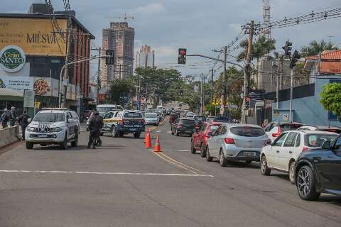 Acidente com viatura deixa trânsito caótico na Av. Joaquim Murtinho