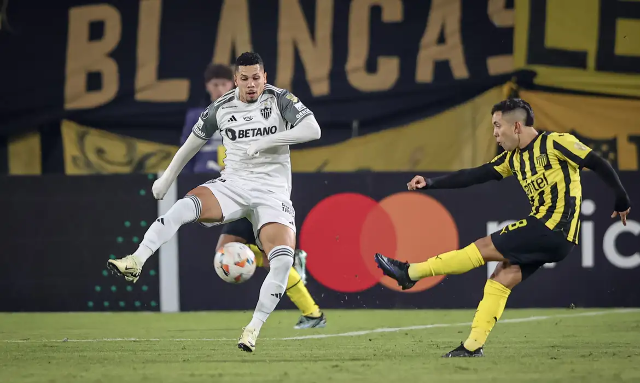 Atl&eacute;tico cai diante do Pe&ntilde;arol e perde invencibilidade na Libertadores